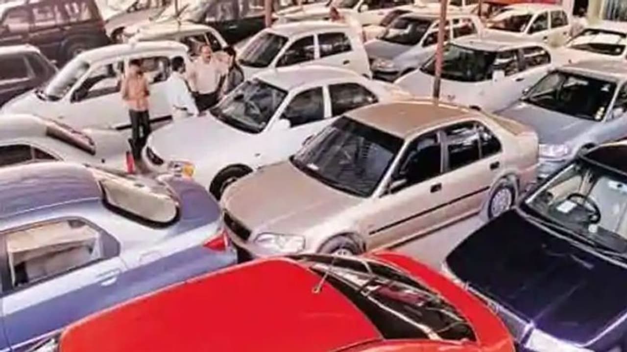 పార్కింగ్ స్పేస్ ఉంటేనే వాహనాలు కొనడానికి అనుమతించాలి: హైకోర్టు పార్కింగ్ స్పేస్ ఉంటేనే వాహనాలు కొనడానికి అనుమతించాలి: హైకోర్టు