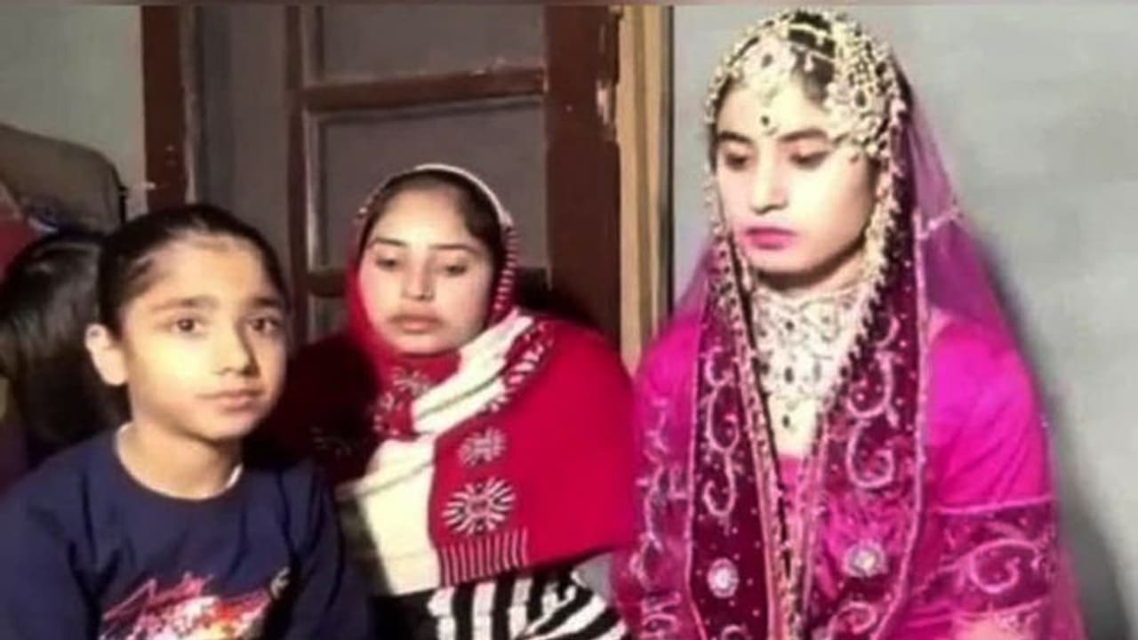 इस दुल्हन का दर्द कौन समझे! हाथ में पिया की मेहंदी लगाकर रातभर मंडप में बैठी रही, लेकिन... इस दुल्हन का दर्द कौन समझे! हाथ में पिया की मेहंदी लगाकर रातभर मंडप में बैठी रही, लेकिन...