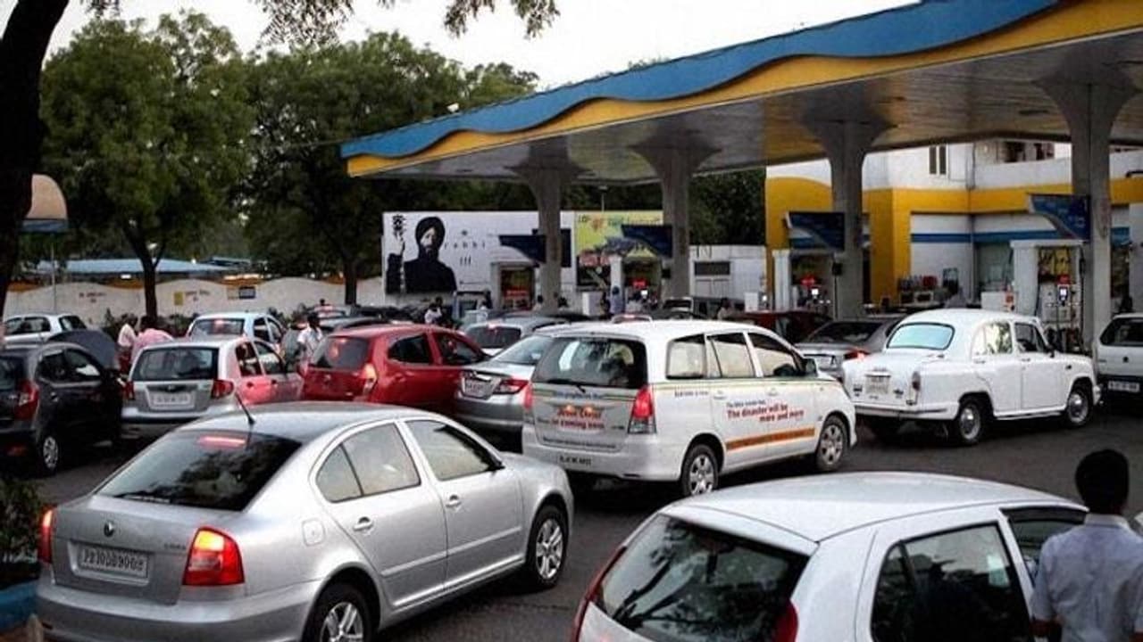 ഇന്ത്യയില്‍ പെട്രോള്‍ വില്‍പ്പന പൊടിപൊടിക്കുന്നു; എന്നാല്‍ ഡീസലിന്‍റെ കാര്യം പോക്കാ!