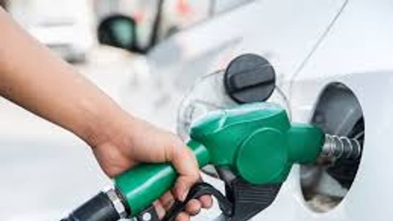 నార్సింగిలో దారుణం.. కార్డు బదులు క్యాష్ ఇవ్వమన్నందుకు పెట్రోల్ బంక్ సిబ్బందిపై దాడి.. ఒకరు మృతి.. నార్సింగిలో దారుణం.. కార్డు బదులు క్యాష్ ఇవ్వమన్నందుకు పెట్రోల్ బంక్ సిబ్బందిపై దాడి.. ఒకరు మృతి..