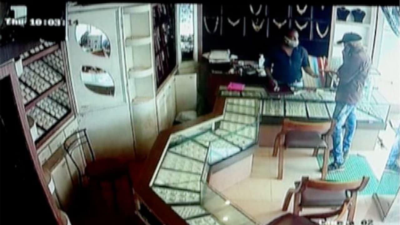 കോഴിക്കോട് മാല വാങ്ങാനെത്തി സ്വര്ണവും തട്ടിയെടുത്ത് യുവാക്കള് കടന്നു കോഴിക്കോട് മാല വാങ്ങാനെത്തി സ്വര്ണവും തട്ടിയെടുത്ത് യുവാക്കള് കടന്നു