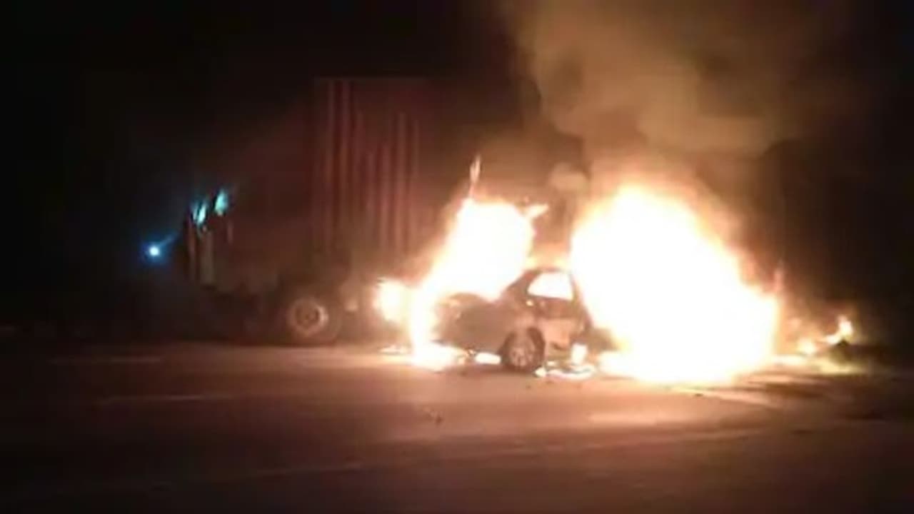 నిజామాబాద్ లో దారుణం.. లారీని ఢీ కొన్న కారు, ఇద్దరు సజీవదహనం.. నిజామాబాద్ లో దారుణం.. లారీని ఢీ కొన్న కారు, ఇద్దరు సజీవదహనం..