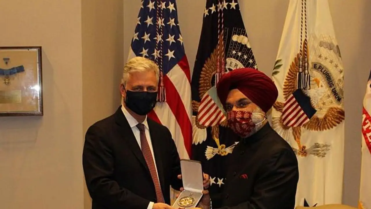 ಪ್ರಧಾನಿ ಮೋದಿಗೆ ಅಮೆರಿಕಾದ ಅತ್ಯುನ್ನತ ಪುರಸ್ಕಾರ 'ಲೀಜನ್ ಆಫ್ ಮೆರಿಟ್' ನೀಡಿ ಗೌರವಿಸಿದ ಟ್ರಂಪ್! ಪ್ರಧಾನಿ ಮೋದಿಗೆ ಅಮೆರಿಕಾದ ಅತ್ಯುನ್ನತ ಪುರಸ್ಕಾರ 'ಲೀಜನ್ ಆಫ್ ಮೆರಿಟ್' ನೀಡಿ ಗೌರವಿಸಿದ ಟ್ರಂಪ್!