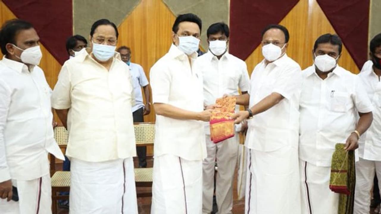 மு.க.ஸ்டாலின் முன்னிலையில் அதிமுக முன்னாள் மேயர் திமுகவில் இணைந்தார்... அதிர்ச்சியில் ஓபிஎஸ், இபிஎஸ்..! மு.க.ஸ்டாலின் முன்னிலையில் அதிமுக முன்னாள் மேயர் திமுகவில் இணைந்தார்... அதிர்ச்சியில் ஓபிஎஸ், இபிஎஸ்..!