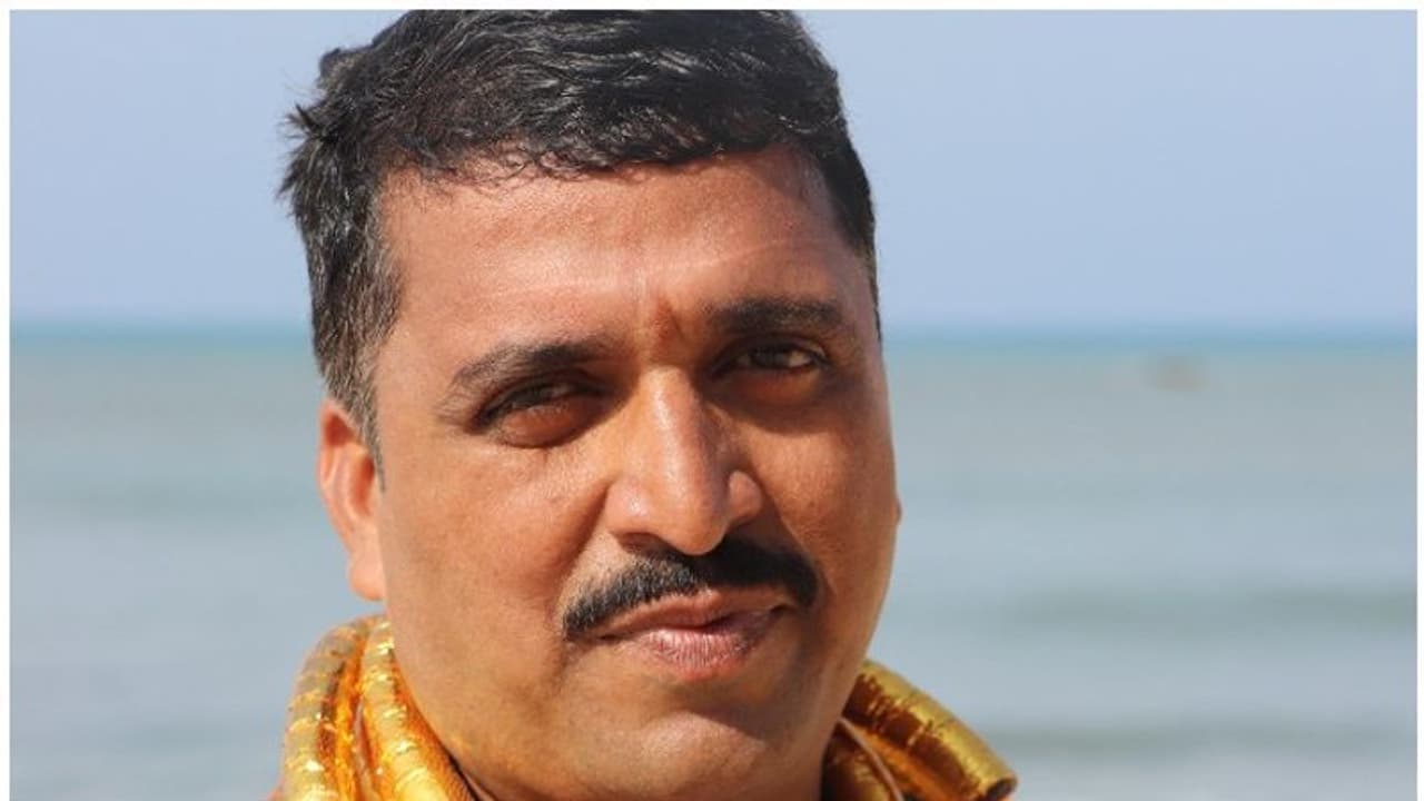 പത്മാസനത്തില്‍ നീന്തി റെക്കോർഡ് സൃഷ്ടിക്കാൻ ശ്രമിക്കുന്ന അധ്യാപകൻ