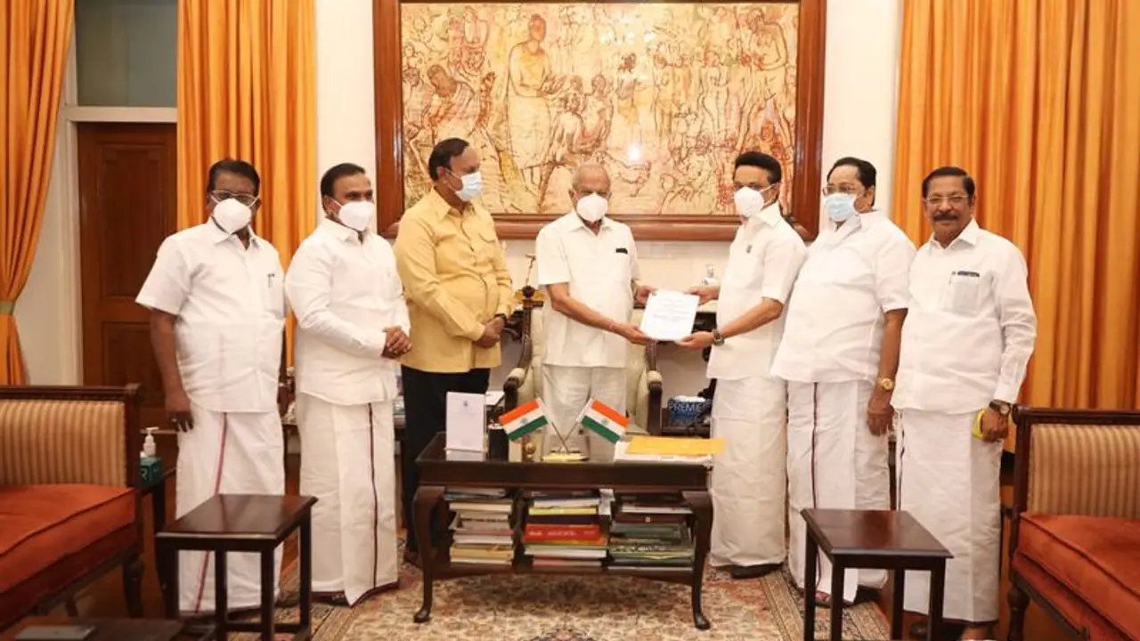 பாம்பின் கால் பாம்பறியும்...! ஆளுநரை சந்தித்த மு.க.ஸ்டாலினும்..! அலறும் அமைச்சர்களும்..! பின்னணி என்ன? பாம்பின் கால் பாம்பறியும்...! ஆளுநரை சந்தித்த மு.க.ஸ்டாலினும்..! அலறும் அமைச்சர்களும்..! பின்னணி என்ன?