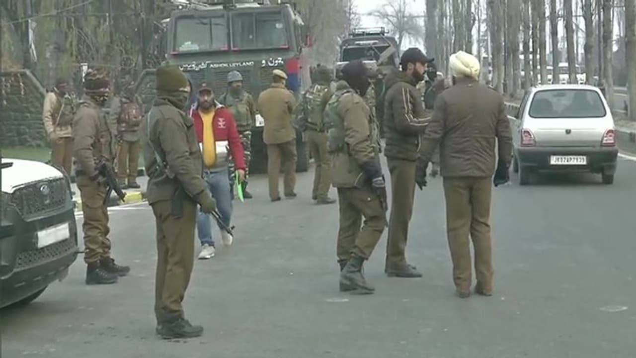 শ্রীনগরে খাতা খুলল বিজেপি, জম্মু ও কাশ্মীরের নির্বাচনে এগিয়ে গুফকার জোট শ্রীনগরে খাতা খুলল বিজেপি, জম্মু ও কাশ্মীরের নির্বাচনে এগিয়ে গুফকার জোট