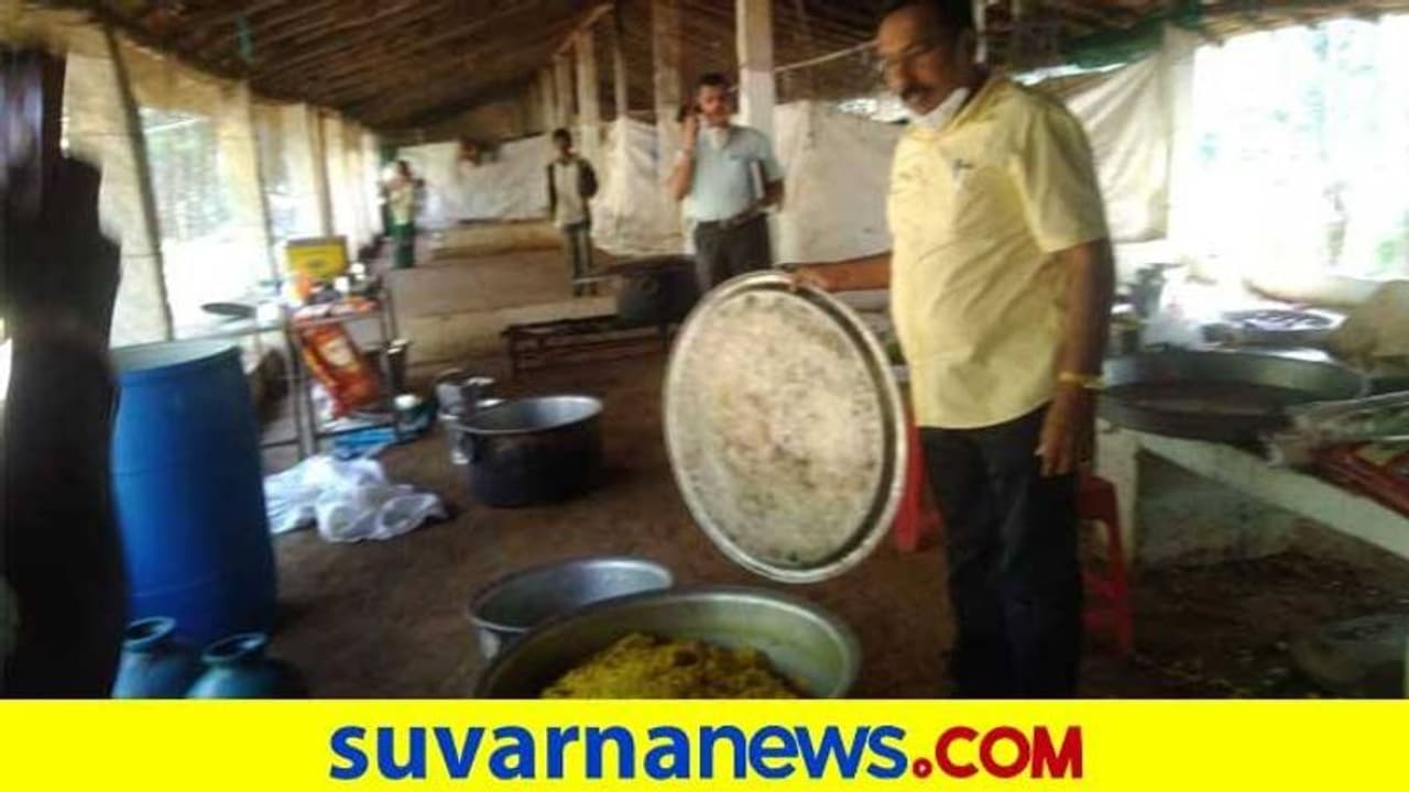 ಅಡಿಕೆ ತೋಟದಲ್ಲಿ ಭರ್ಜರಿ ಬಾಡೂಟ.. ಜನ ಪರಾರಿ..ಬಾಣಸಿಗ ಸಿಕ್ಕಿಬಿದ್ದ! ಅಡಿಕೆ ತೋಟದಲ್ಲಿ ಭರ್ಜರಿ ಬಾಡೂಟ.. ಜನ ಪರಾರಿ..ಬಾಣಸಿಗ ಸಿಕ್ಕಿಬಿದ್ದ!