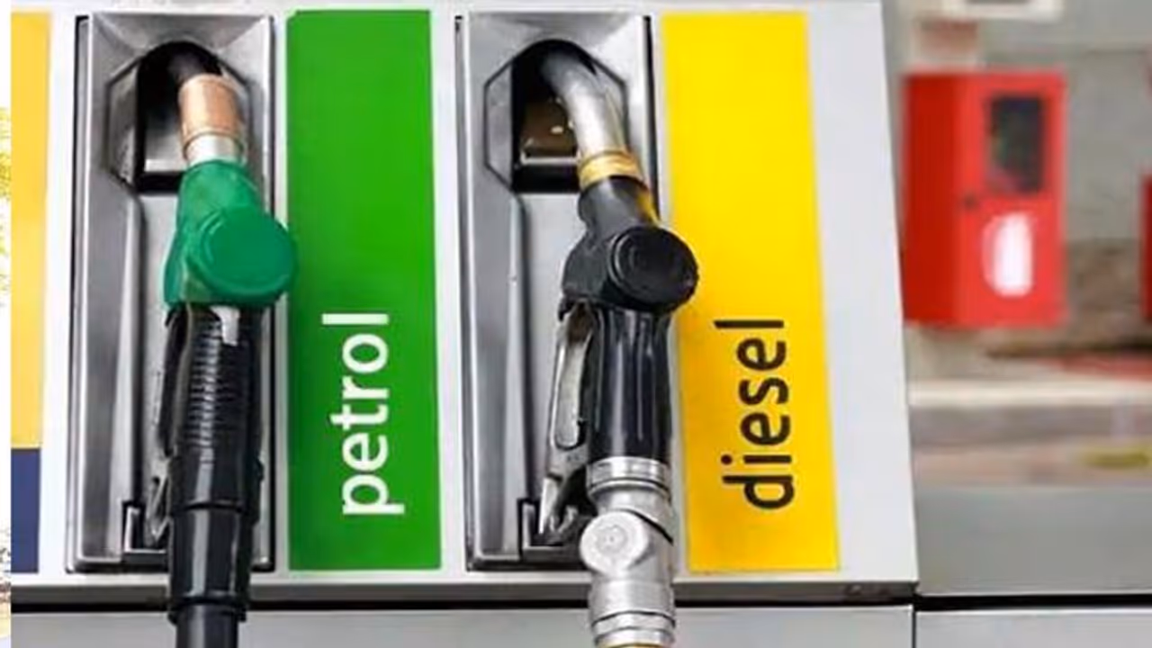 ഇരുട്ടടി, പെട്രോളിനും ഡീസലിനും വീണ്ടും വില കൂടി, പുതിയ വില ഇങ്ങനെ ഇരുട്ടടി, പെട്രോളിനും ഡീസലിനും വീണ്ടും വില കൂടി, പുതിയ വില ഇങ്ങനെ