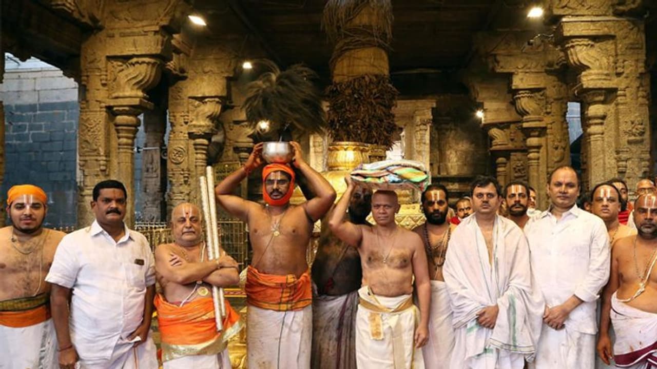 ముక్కోటి ఏకాదశి: తిరుమల ఆలయంలో కోయిల్ ఆళ్వార్ తిరుమంజనం ముక్కోటి ఏకాదశి: తిరుమల ఆలయంలో కోయిల్ ఆళ్వార్ తిరుమంజనం