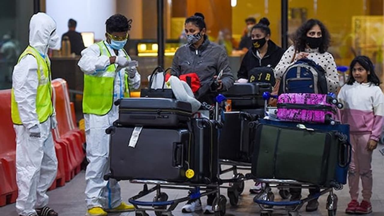 ব্রিটেন থেকে ফিরে ট্রেনে পালিয়েছিলেন অন্ধ্রে, সেই মহিলার দেহেও নতুন স্ট্রেন কতটা আতঙ্কের ব্রিটেন থেকে ফিরে ট্রেনে পালিয়েছিলেন অন্ধ্রে, সেই মহিলার দেহেও নতুন স্ট্রেন কতটা আতঙ্কের