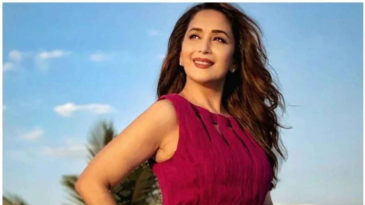 കുട്ടിയുടുപ്പില് സുന്ദരിയായി മാധുരി ദീക്ഷിത്, ഇരുപതുകാരിയെ പോലെയെന്ന് കമന്റുകള്! കുട്ടിയുടുപ്പില് സുന്ദരിയായി മാധുരി ദീക്ഷിത്, ഇരുപതുകാരിയെ പോലെയെന്ന് കമന്റുകള്!