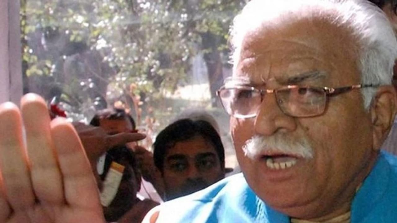 सब्र की इतंहा: किसानों ने हरियाणा के CM खट्टर की गाड़ी पर बरसाए डंडे, टूटे कांच और गिर गईं पगड़ियां सब्र की इतंहा: किसानों ने हरियाणा के CM खट्टर की गाड़ी पर बरसाए डंडे, टूटे कांच और गिर गईं पगड़ियां