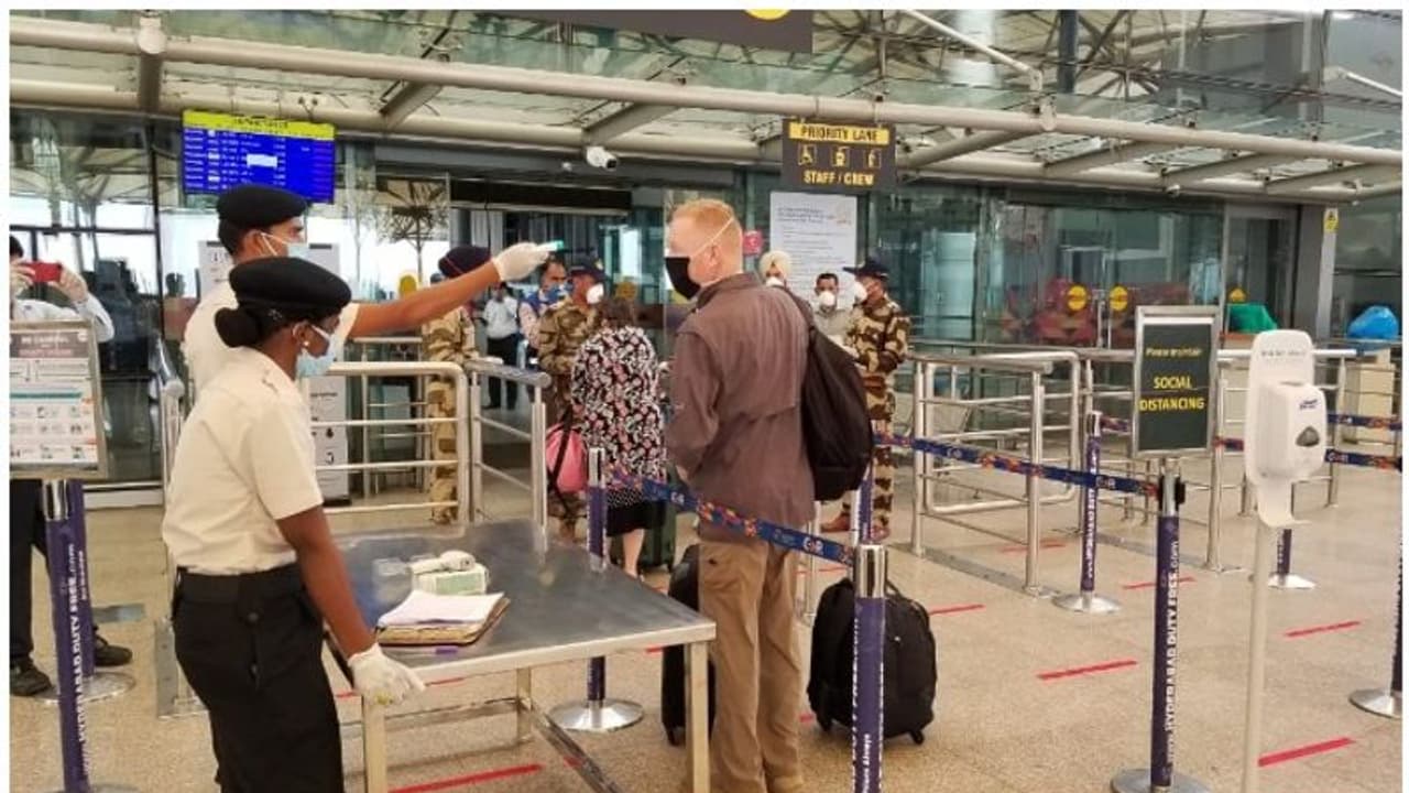 ബ്രിട്ടനില് നിന്നെത്തുന്ന യാത്രക്കാര്ക്ക് പുതിയ മാർഗനിർദേശം പുറത്തിറക്കി ബ്രിട്ടനില് നിന്നെത്തുന്ന യാത്രക്കാര്ക്ക് പുതിയ മാർഗനിർദേശം പുറത്തിറക്കി