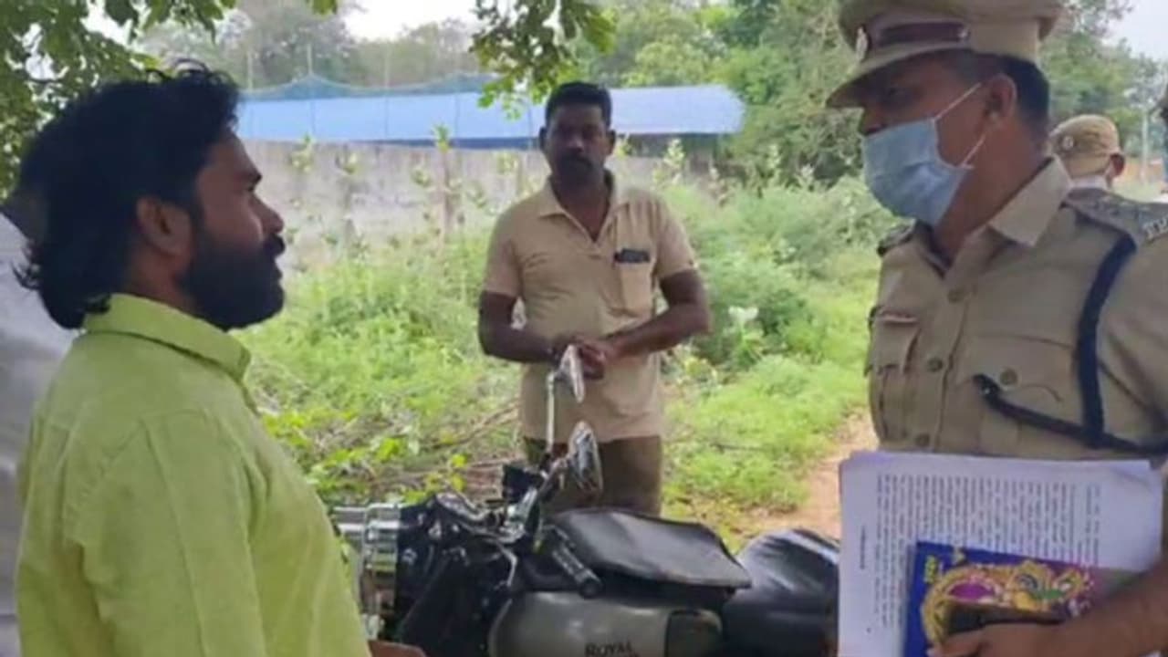 ராமநாதபுரம் ஆட்சியர் அலுவலக வளாகத்தில் பயங்கரம்... பட்டப்பகலில் காதலித்த மனைவியை கொடூரமாக கொலை செய்த கணவர்..! ராமநாதபுரம் ஆட்சியர் அலுவலக வளாகத்தில் பயங்கரம்... பட்டப்பகலில் காதலித்த மனைவியை கொடூரமாக கொலை செய்த கணவர்..!