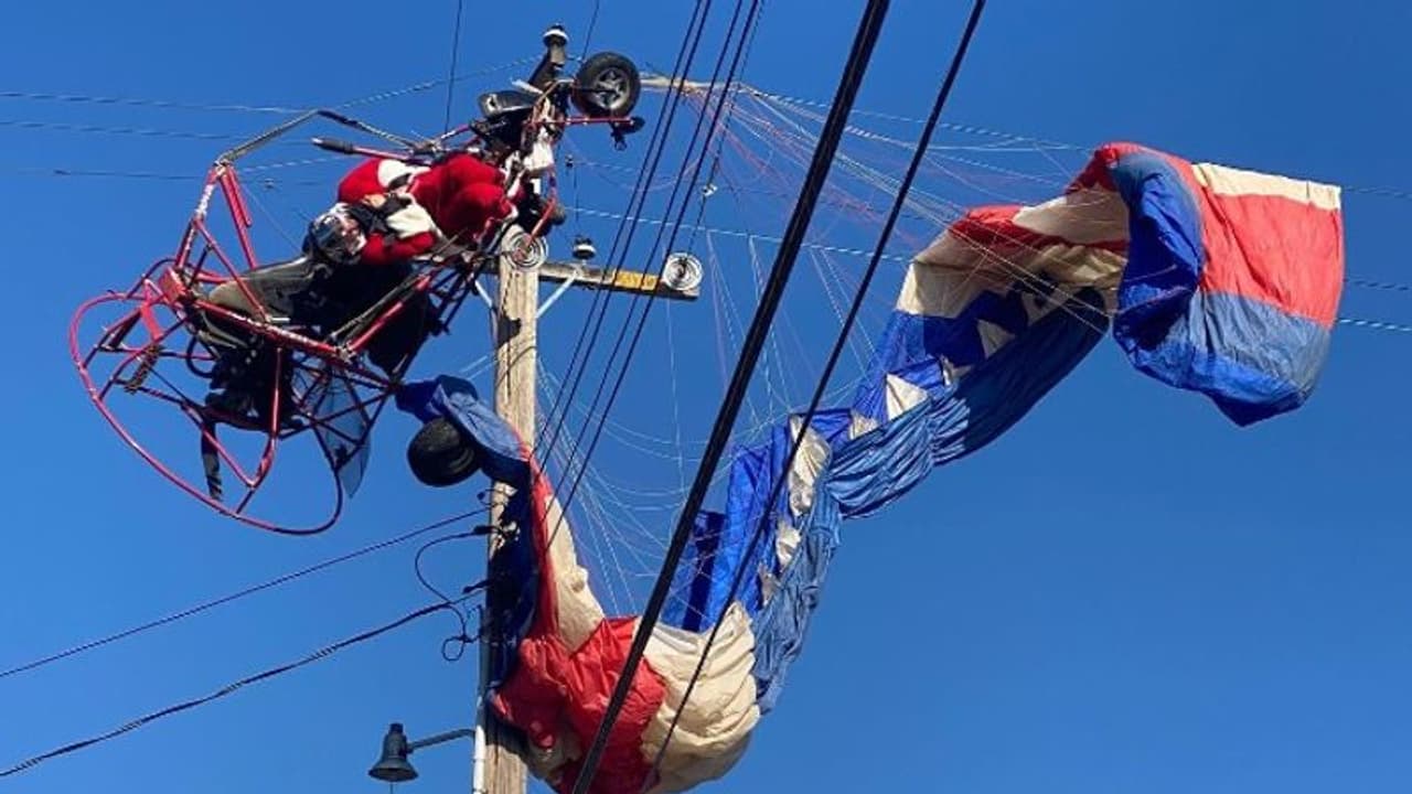 പാരച്യൂട്ട് തകര്‍ന്ന് കറണ്ട് കമ്പിയില്‍ കുടുങ്ങി 'സാന്റ'; രക്ഷാപ്രവര്‍ത്തനത്തിന്റെ വീഡിയോ