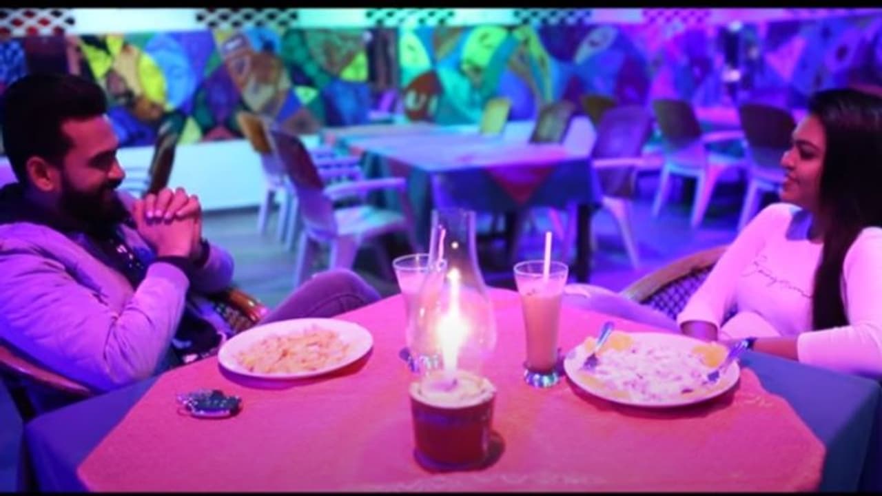 'ഇനി മൃദ്വ'; ഒന്നിച്ചെത്തി വിവാഹ വാർത്ത പങ്കുവച്ച് പ്രിയ താരങ്ങൾ 'ഇനി മൃദ്വ'; ഒന്നിച്ചെത്തി വിവാഹ വാർത്ത പങ്കുവച്ച് പ്രിയ താരങ്ങൾ