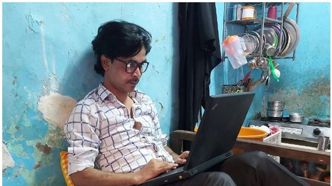 ചേരിയിൽ പട്ടിണി കിടന്നും, രാപ്പകൽ അധ്വാനിച്ചും ബോളിവുഡിൽ തിരക്കഥാകൃത്താകാൻ സ്വപ്നം കണ്ട യുവാവ്