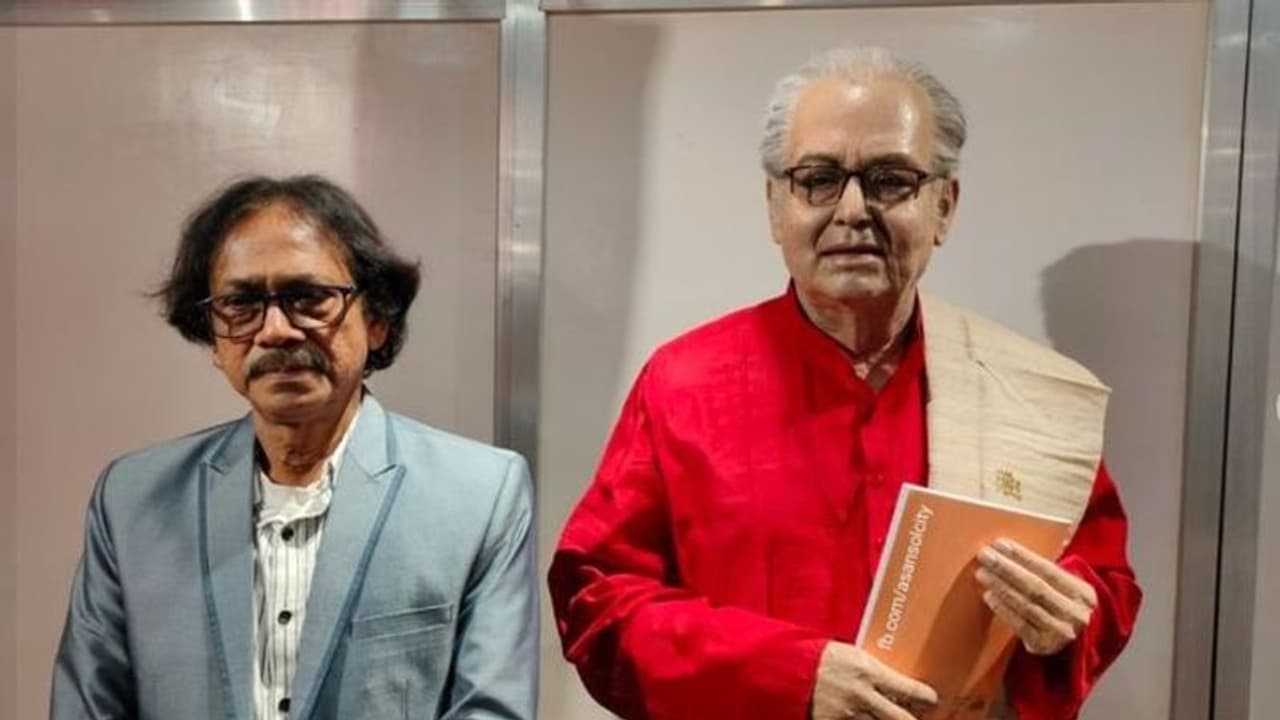 Bengal sculptor creates wax statue of Soumitra Chatterjee