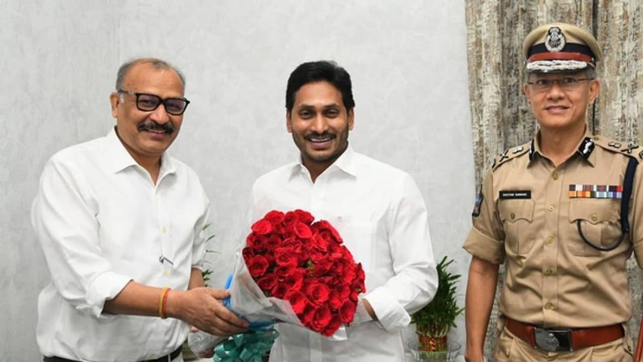 సీఎం వైఎస్ జగన్ ను కలిసిన ఏపీ కొత్త సీఎస్ ఆదిత్యనాథ్ దాస్ సీఎం వైఎస్ జగన్ ను కలిసిన ఏపీ కొత్త సీఎస్ ఆదిత్యనాథ్ దాస్