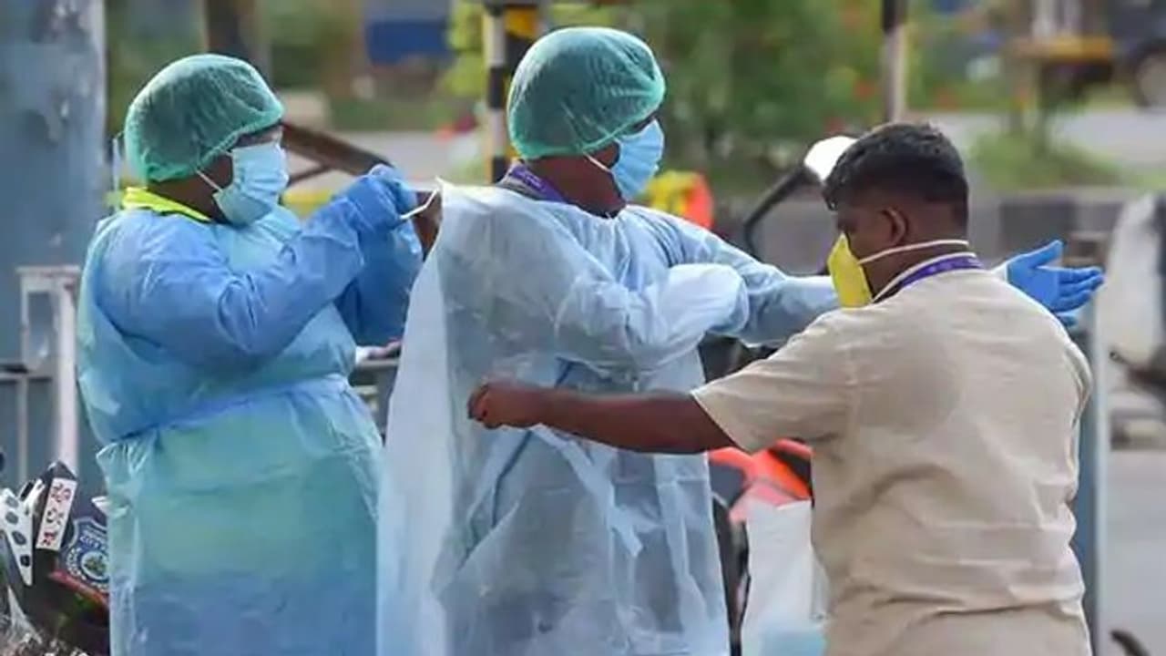 আরও কমল ভারতের করোনা সংক্রমণ, কিন্তু যুক্তরাজ্যের স্ট্রেন নিয়ে রাজ্যে রাজ্যে শুরু নতুন লড়াই