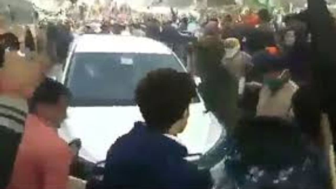 കരിങ്കൊടികളുമായി ഹരിയാന മുഖ്യമന്ത്രി മനോഹർലാൽ ഖട്ടറുടെ വാഹനവ്യൂഹം വളഞ്ഞ് കർഷകർ കരിങ്കൊടികളുമായി ഹരിയാന മുഖ്യമന്ത്രി മനോഹർലാൽ ഖട്ടറുടെ വാഹനവ്യൂഹം വളഞ്ഞ് കർഷകർ