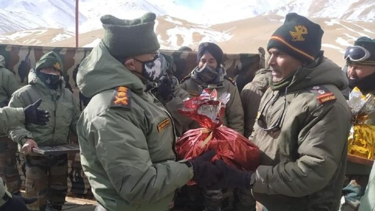 ಲಡಾಖ್ ಮುಂಚೂಣಿ ಪ್ರದೇಶಕ್ಕೆ ಸೇನಾ ಮುಖ್ಯಸ್ಥ ನರವಣೆ ಭೇಟಿ, ಕ್ರಿಸ್ಮಸ್ ಕೇಕ್ಗಳ ವಿತರಣೆ! ಲಡಾಖ್ ಮುಂಚೂಣಿ ಪ್ರದೇಶಕ್ಕೆ ಸೇನಾ ಮುಖ್ಯಸ್ಥ ನರವಣೆ ಭೇಟಿ, ಕ್ರಿಸ್ಮಸ್ ಕೇಕ್ಗಳ ವಿತರಣೆ!