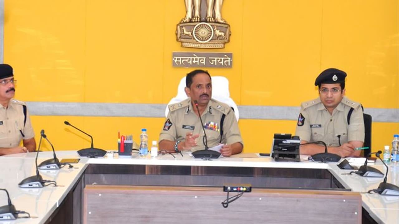 బెజవాడలో నాలుగు లోన్ యాప్ కేసులు.. అప్రమత్తంగా ఉండాలన్న సీపీ బెజవాడలో నాలుగు లోన్ యాప్ కేసులు.. అప్రమత్తంగా ఉండాలన్న సీపీ