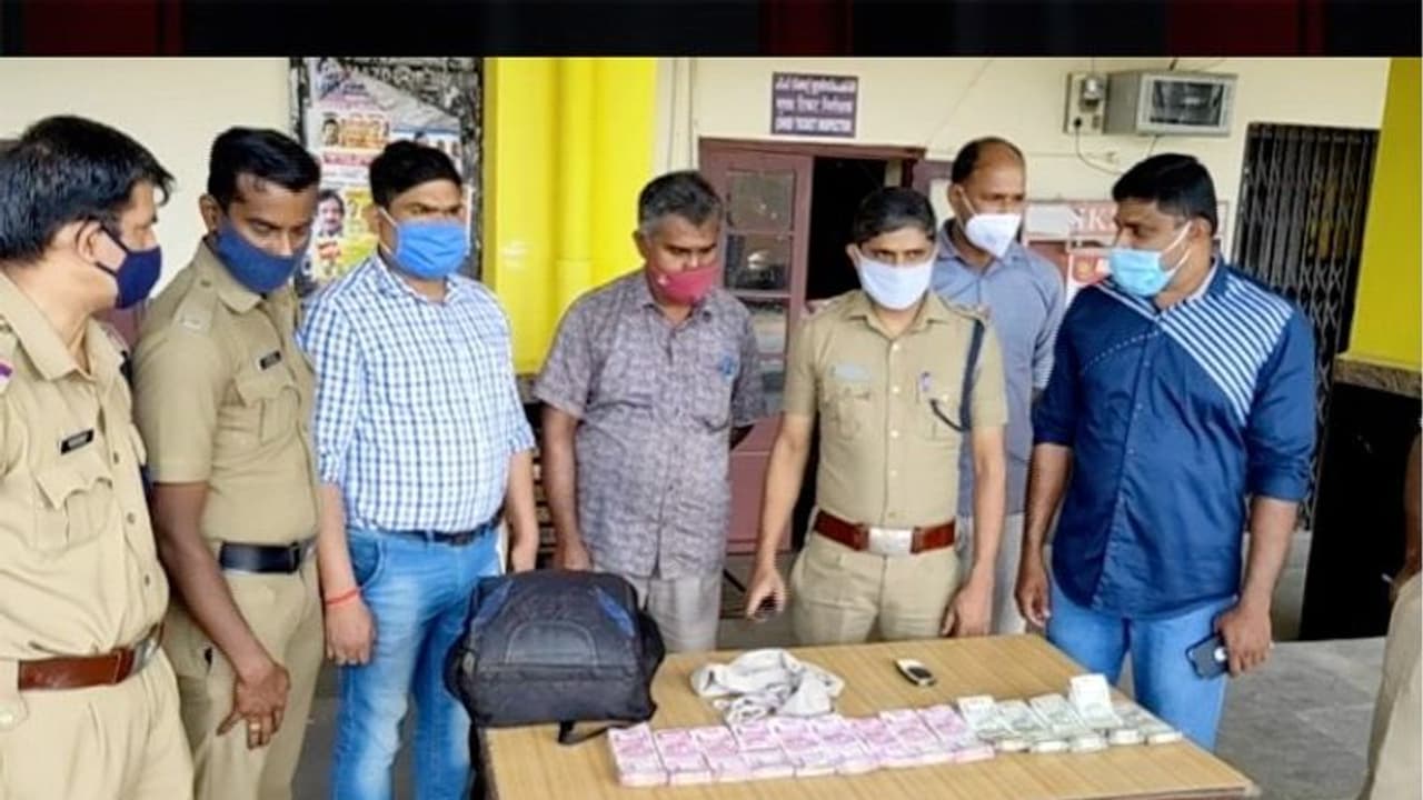 പാലക്കാട് വൻകുഴൽപ്പണ വേട്ട; തമിഴ്നാട് സ്വദേശി അറസ്റ്റില് പാലക്കാട് വൻകുഴൽപ്പണ വേട്ട; തമിഴ്നാട് സ്വദേശി അറസ്റ്റില്