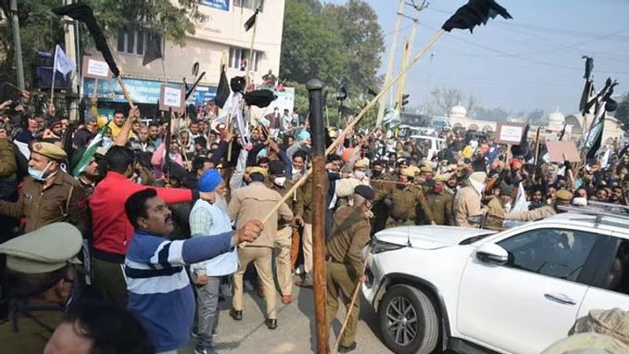 आंदोलन: 13 किसानों पर हत्या और दंगा करने का केस दर्ज, कांग्रेस ने कहा यह सरकार की हताशा दिखाता है आंदोलन: 13 किसानों पर हत्या और दंगा करने का केस दर्ज, कांग्रेस ने कहा यह सरकार की हताशा दिखाता है