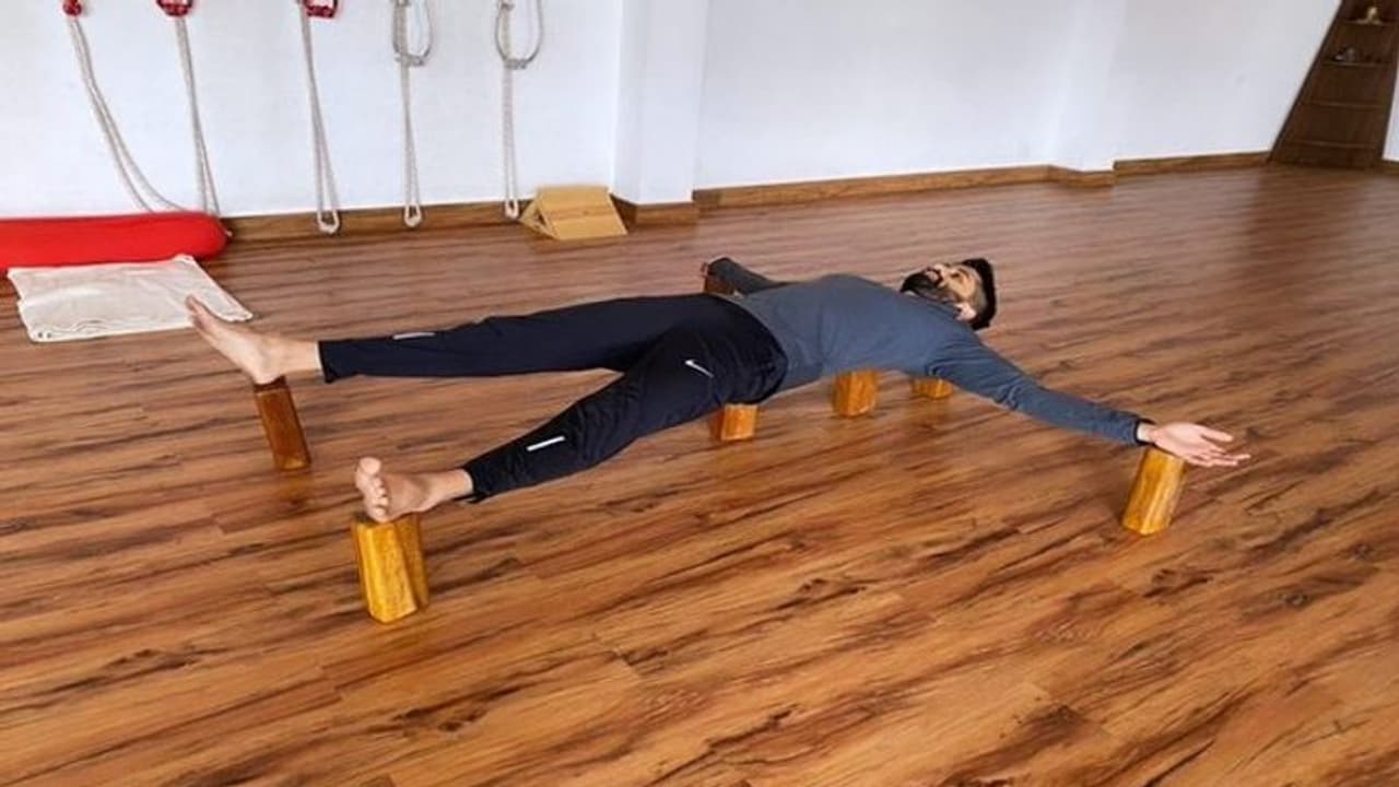 షాకింగ్ పిక్: చైతూ..చెక్క ముక్కలపై బాడీని బాలెన్స్ చేస్తూ... షాకింగ్ పిక్: చైతూ..చెక్క ముక్కలపై బాడీని బాలెన్స్ చేస్తూ...