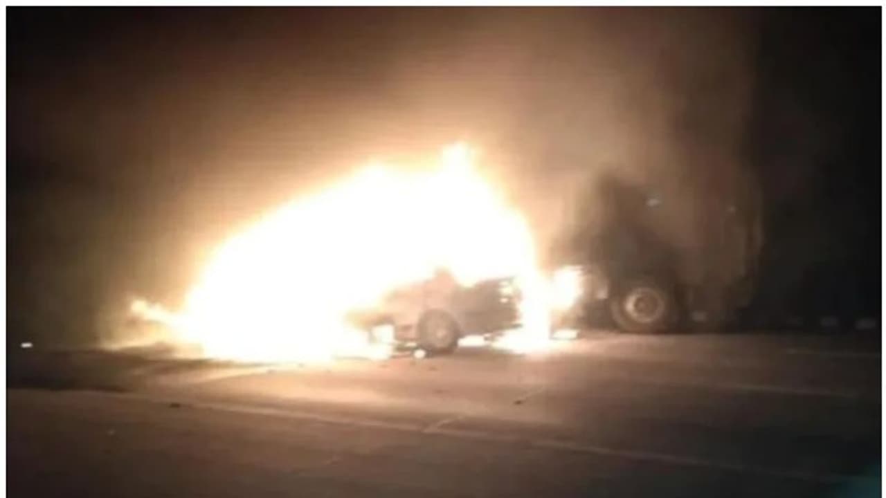 കണ്ടെയ്നര് ലോറിയില് കാര് ഇടിച്ചു; മുതിര്ന്ന മാധ്യമപ്രവര്ത്തകനടക്കം 5 പേര് കൊല്ലപ്പെട്ടു കണ്ടെയ്നര് ലോറിയില് കാര് ഇടിച്ചു; മുതിര്ന്ന മാധ്യമപ്രവര്ത്തകനടക്കം 5 പേര് കൊല്ലപ്പെട്ടു