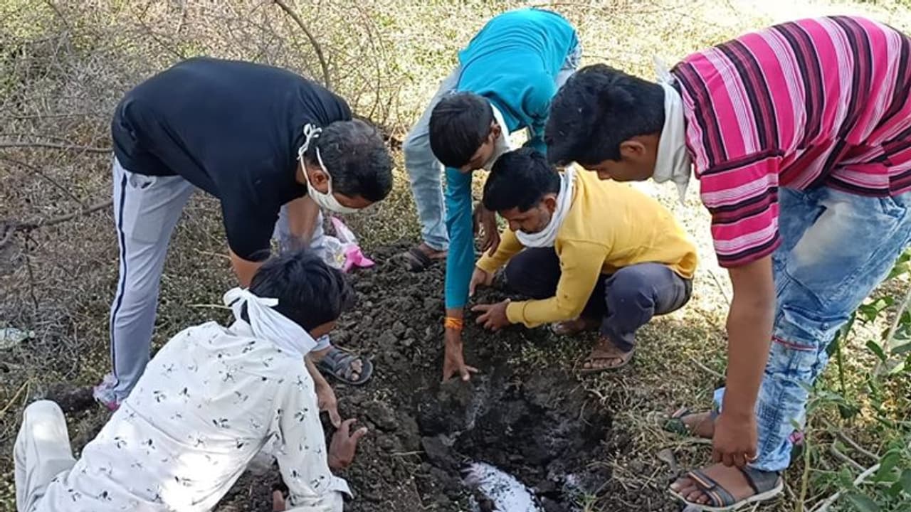 बच्चे को दफन करने जा रहे थे मां बाप, गड्डे में रखते ही जिंदा..चमत्कार मान लाए घर..लेकिन हकीकत कुछ और