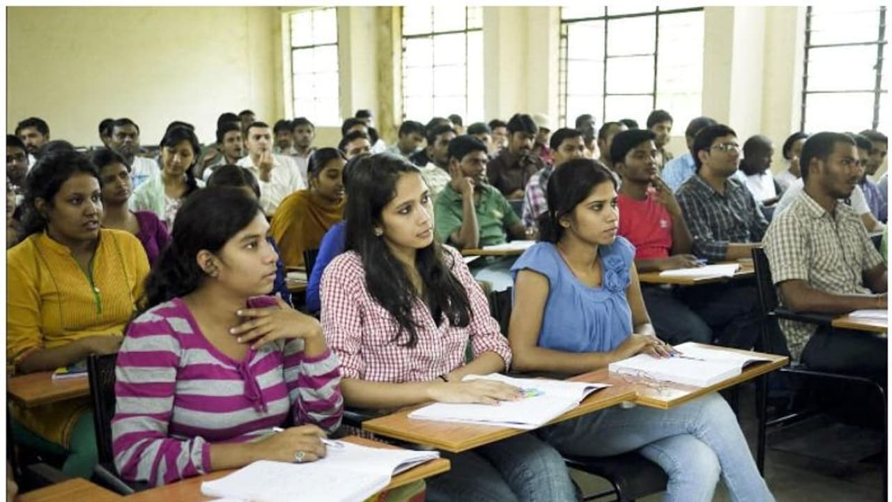 സംസ്ഥാനത്തെ കോളജുകൾ ജനുവരി 4 മുതൽ: ജീവനക്കാർ 28 മുതൽ ഹാജരാകണം സംസ്ഥാനത്തെ കോളജുകൾ ജനുവരി 4 മുതൽ: ജീവനക്കാർ 28 മുതൽ ഹാജരാകണം