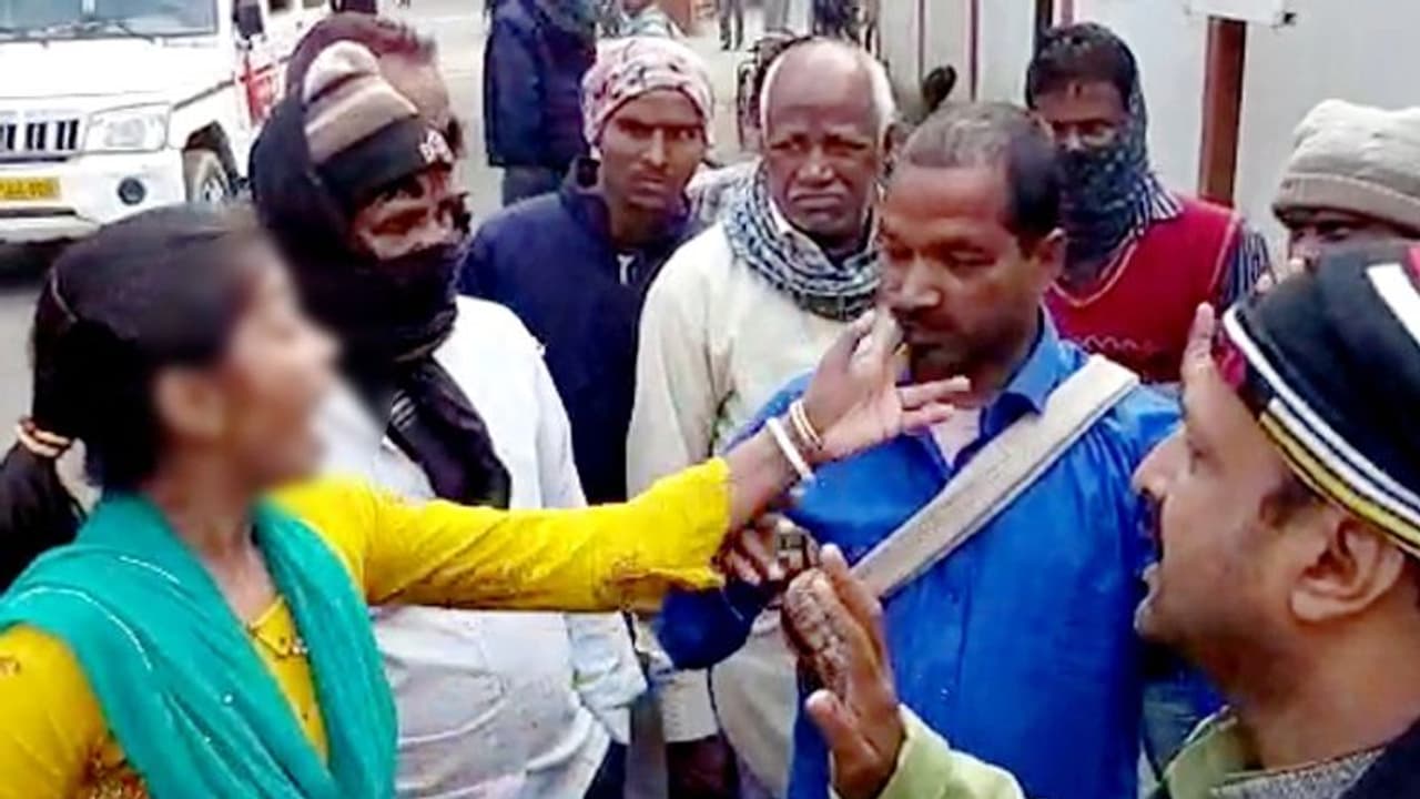 पति का पहले पकड़ा कॉलर, फिर जड़ा थप्पड़, सरेआम हाई वोल्टेज ड्रामा की ये थी वजह पति का पहले पकड़ा कॉलर, फिर जड़ा थप्पड़, सरेआम हाई वोल्टेज ड्रामा की ये थी वजह