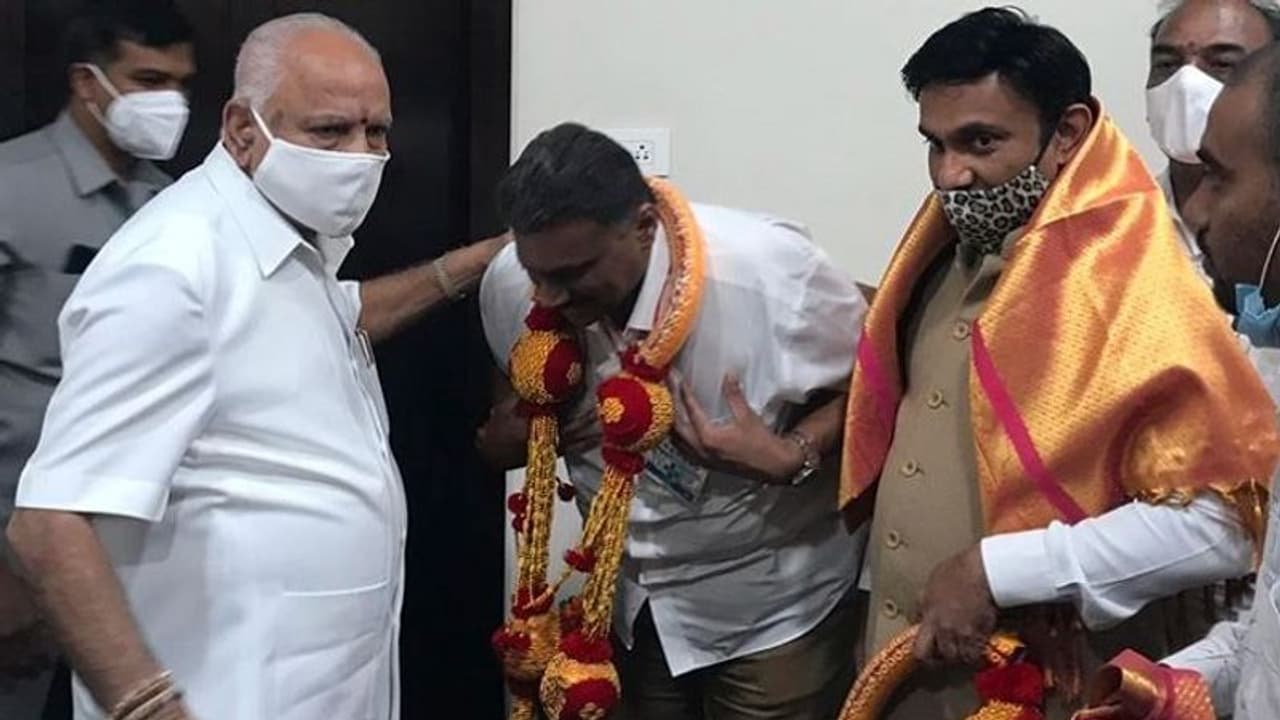 ಮುಂದುವರಿದ ಸುಧಾರ್ ಆಪರೇಷನ್ ಕಮಲ: ಮತ್ತೋರ್ವ ಪ್ರಭಾವಿ ಕೈ ನಾಯಕ ಬಿಜೆಪಿಗೆ ಮುಂದುವರಿದ ಸುಧಾರ್ ಆಪರೇಷನ್ ಕಮಲ: ಮತ್ತೋರ್ವ ಪ್ರಭಾವಿ ಕೈ ನಾಯಕ ಬಿಜೆಪಿಗೆ