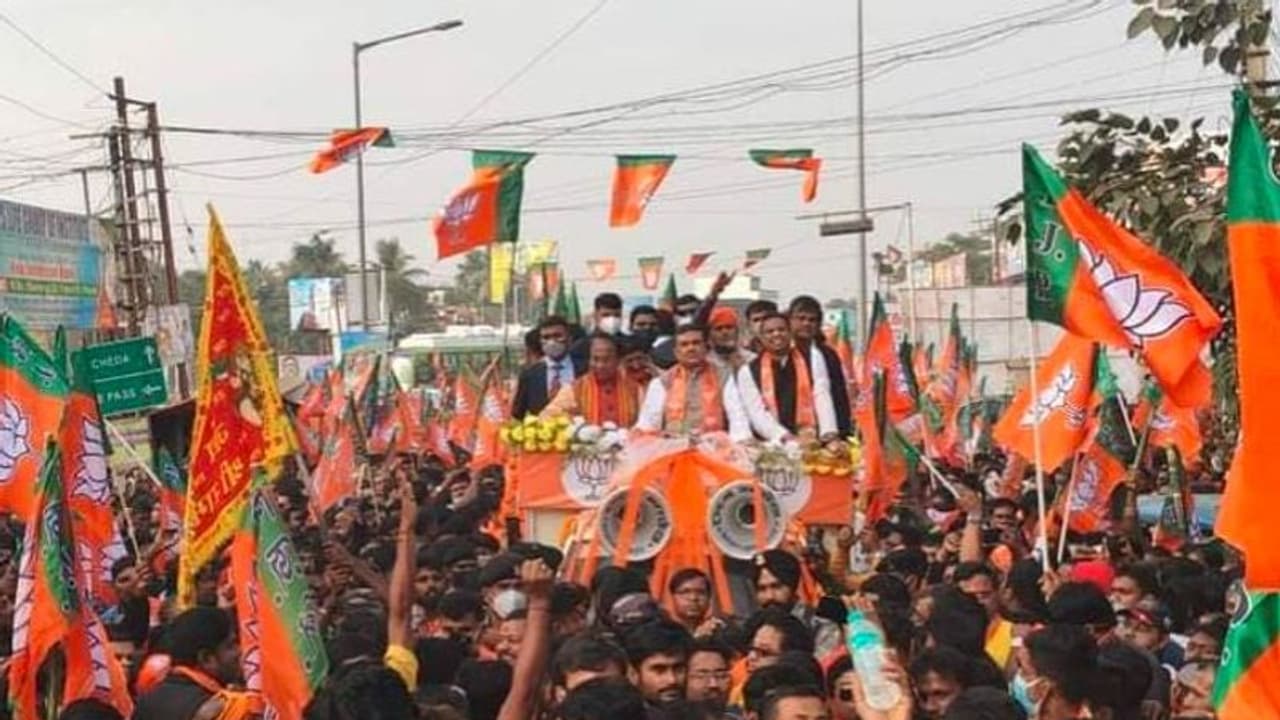 নন্দীগ্রামের পর শুভেন্দুর সভা ঘিরে ফের বিশৃঙ্খলা, পুরুলিয়ায় পতাকা লাগানো গাড়ি ঘিরে উত্তেজনা নন্দীগ্রামের পর শুভেন্দুর সভা ঘিরে ফের বিশৃঙ্খলা, পুরুলিয়ায় পতাকা লাগানো গাড়ি ঘিরে উত্তেজনা