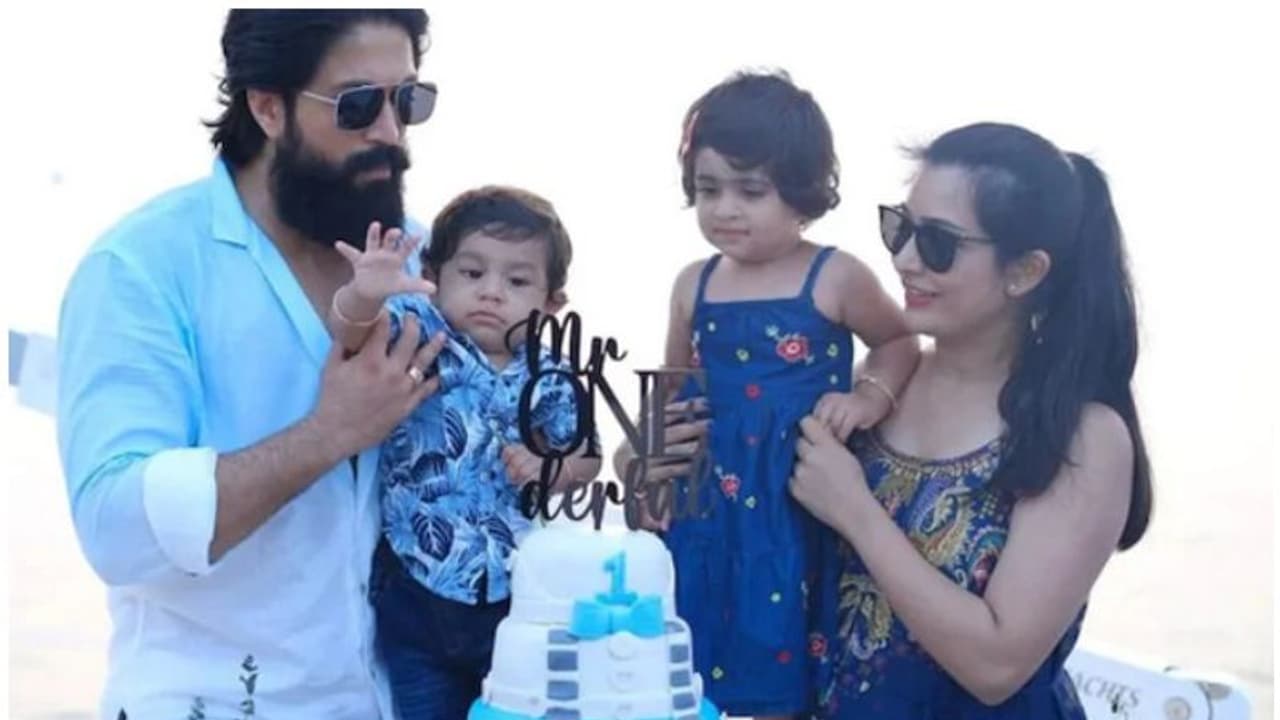 'കെജിഎഫ് ചാപ്റ്റര് രണ്ട്' ചിത്രീകരണം പൂര്ത്തിയായി, സ്വയം ക്വാറന്റൈനില് പോയി യാഷ്! 'കെജിഎഫ് ചാപ്റ്റര് രണ്ട്' ചിത്രീകരണം പൂര്ത്തിയായി, സ്വയം ക്വാറന്റൈനില് പോയി യാഷ്!