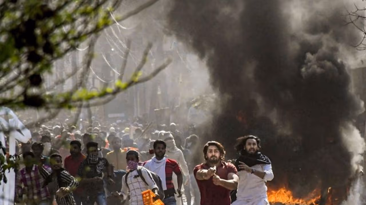 Delhi riots : मस्जिद में आग लगाने और दंगे के आरोप में तीन लोगों पर चलेगा केस, कोर्ट ने कहा पर्याप्त सबूत हैं