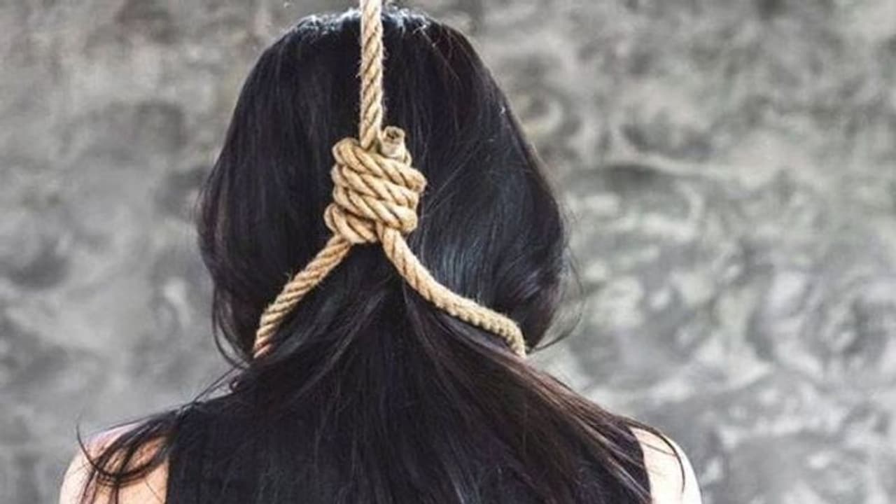 ತಹಶೀಲ್ದಾರ್ ಪತ್ನಿ ನೇಣುಬಿಗಿದ ಸ್ಥಿತಿಯಲ್ಲಿ ಪತ್ತೆ: ತನಿಖೆ ಮುಂಚೆಯೇ ಕಾರಣ ಬಿಚ್ಚಿಟ್ಟ ಶಾಸಕ! ತಹಶೀಲ್ದಾರ್ ಪತ್ನಿ ನೇಣುಬಿಗಿದ ಸ್ಥಿತಿಯಲ್ಲಿ ಪತ್ತೆ: ತನಿಖೆ ಮುಂಚೆಯೇ ಕಾರಣ ಬಿಚ್ಚಿಟ್ಟ ಶಾಸಕ!