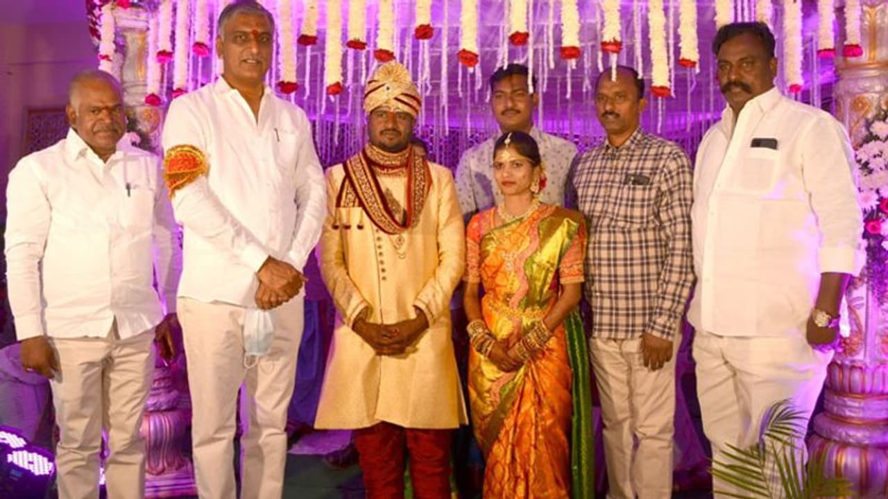 అన్నీతానై.. అనాథకు అన్నలా పెళ్లి చేసిన హరీశ్ రావు అన్నీతానై.. అనాథకు అన్నలా పెళ్లి చేసిన హరీశ్ రావు