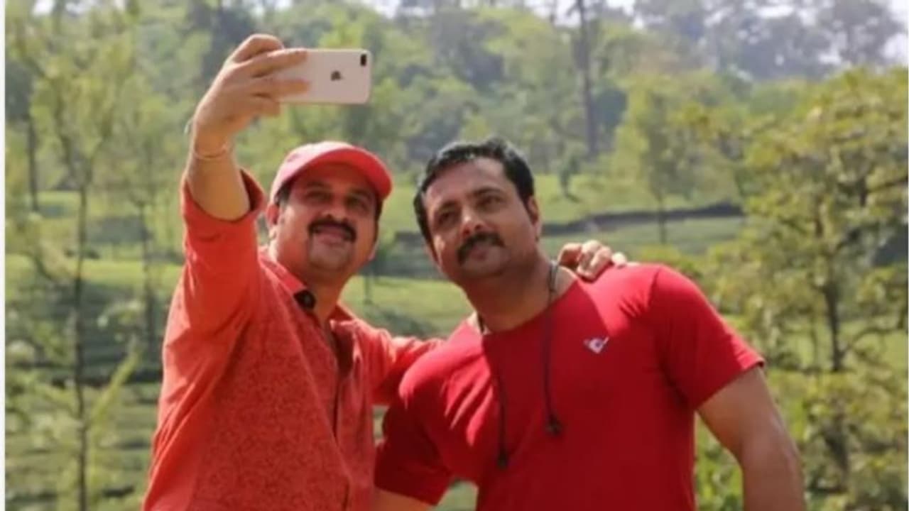 'അടുത്തിടെ അവന്റെ മൊബൈലിൽ നിന്ന് ഒരു കോൾ വന്നു'; ശബരിയെ മറക്കാതെ സാജൻ സൂര്യ 'അടുത്തിടെ അവന്റെ മൊബൈലിൽ നിന്ന് ഒരു കോൾ വന്നു'; ശബരിയെ മറക്കാതെ സാജൻ സൂര്യ