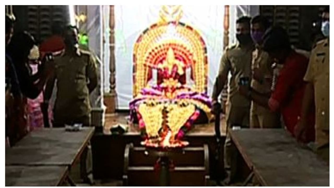 തങ്ക അങ്കി രഥഘോഷയാത്ര ഇന്ന് പമ്പയിലെത്തും; മണ്ഡല പൂജ നാളെ തങ്ക അങ്കി രഥഘോഷയാത്ര ഇന്ന് പമ്പയിലെത്തും; മണ്ഡല പൂജ നാളെ