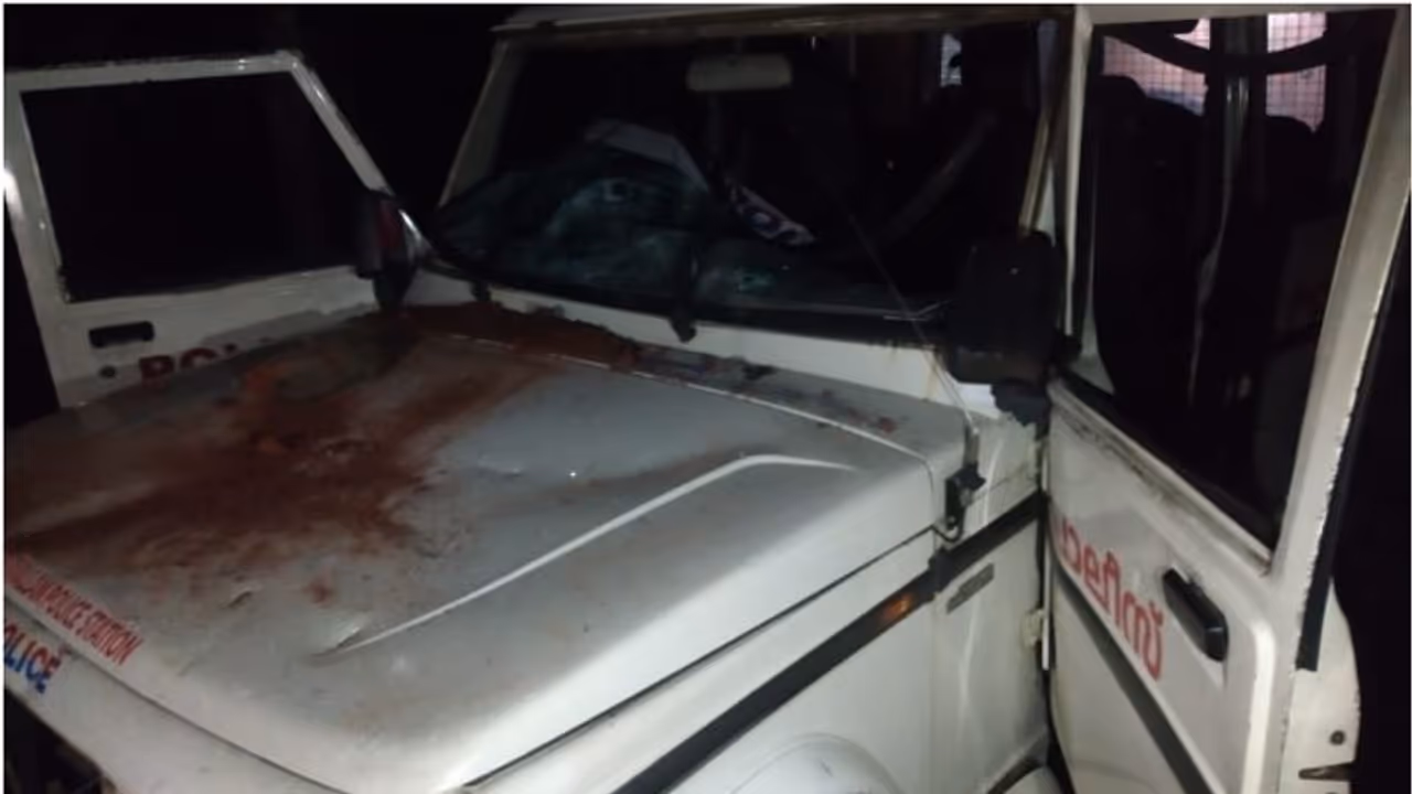 പൊലീസ് ജീപ്പ് തല്ലിപ്പൊളിച്ച് ലഹരി മാഫിയ സംഘം; മൂന്ന് പേർ അറസ്റ്റിൽ പൊലീസ് ജീപ്പ് തല്ലിപ്പൊളിച്ച് ലഹരി മാഫിയ സംഘം; മൂന്ന് പേർ അറസ്റ്റിൽ