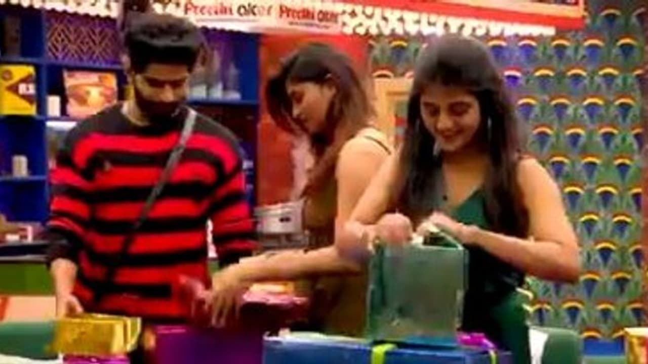 போட்டி பொறாமை தொலைத்து... பிக்பாஸ் வீட்டில் களைகட்டிய கொண்டாட்டம்..! வீடியோ... போட்டி பொறாமை தொலைத்து... பிக்பாஸ் வீட்டில் களைகட்டிய கொண்டாட்டம்..! வீடியோ...