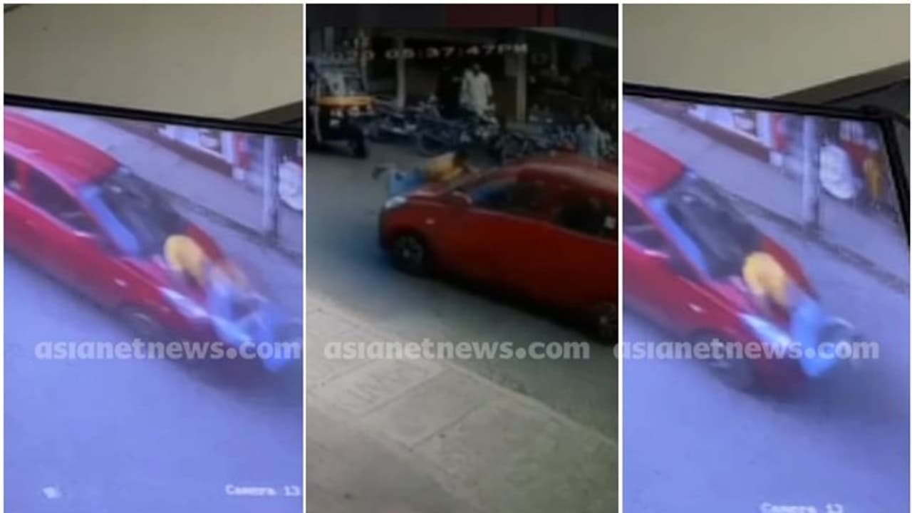 ബോണറ്റില് കുടുങ്ങിയ യുവാവുമായി കുതിച്ച് പായുന്ന കാർ, ഞെട്ടിക്കുന്ന ദൃശ്യങ്ങൾ വടകരയിൽ നിന്ന് ബോണറ്റില് കുടുങ്ങിയ യുവാവുമായി കുതിച്ച് പായുന്ന കാർ, ഞെട്ടിക്കുന്ന ദൃശ്യങ്ങൾ വടകരയിൽ നിന്ന്