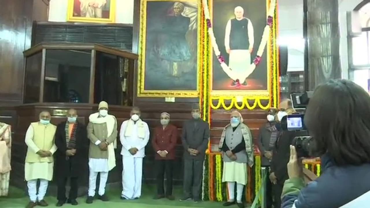 संसद भवन में अटल बिहारी वाजपेयी को दी गई श्रद्धांजलि, पीएम मोदी ने किताब का विमोचन किया संसद भवन में अटल बिहारी वाजपेयी को दी गई श्रद्धांजलि, पीएम मोदी ने किताब का विमोचन किया