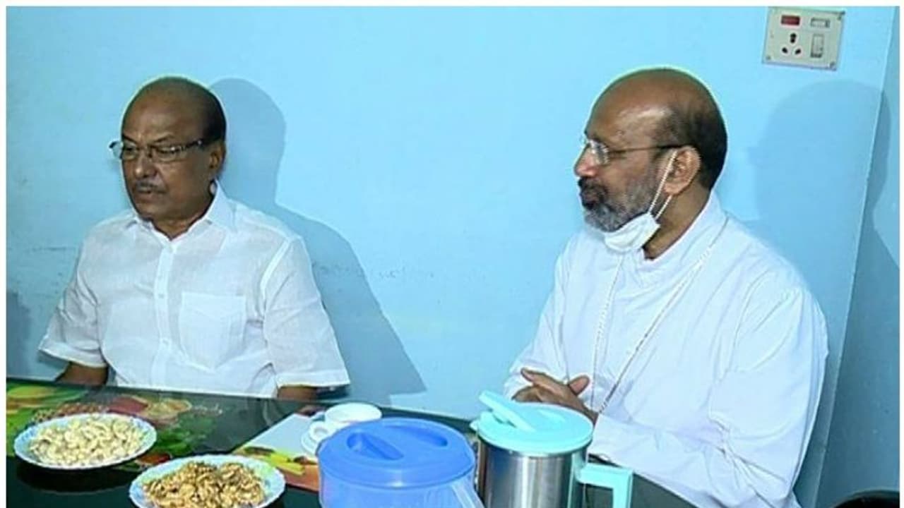 ക്രിസ്തുമസ് ദിനത്തിൽ താമരശ്ശേരി ബിഷപ്പുമായി കൂടിക്കാഴ്ച്ച നടത്തി കുഞ്ഞാലിക്കുട്ടി