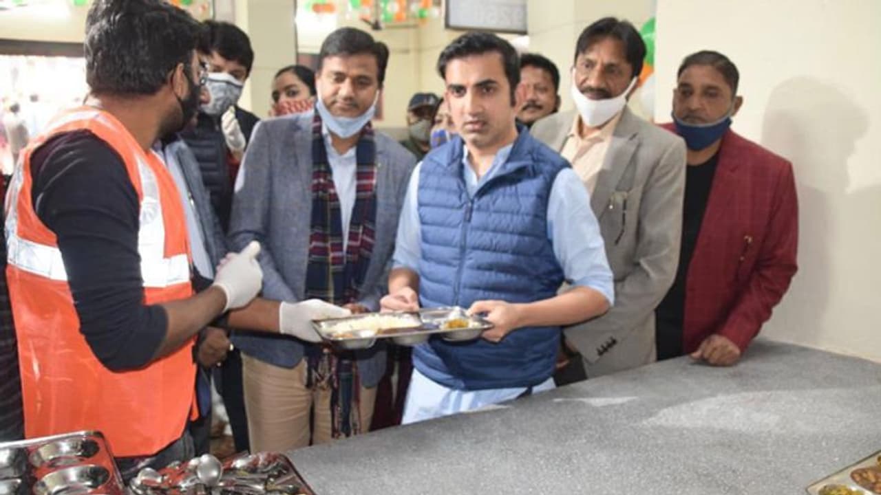 वादे नहीं, इरादे लाया हूं...के साथ गौतम गंभीर ने दिल्ली में शुरू की 'जन रसोई', सिर्फ 1 Rs. में मिलेगा खाना वादे नहीं, इरादे लाया हूं...के साथ गौतम गंभीर ने दिल्ली में शुरू की 'जन रसोई', सिर्फ 1 Rs. में मिलेगा खाना