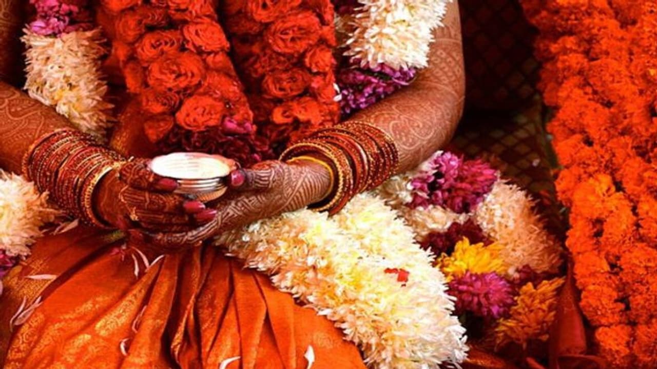 बेटी की शादी में रखा कृषि कानूनों पर आधे घंटे का सत्र, बिजनेसमैन पिता ने बताई इसके पीछे की वजह बेटी की शादी में रखा कृषि कानूनों पर आधे घंटे का सत्र, बिजनेसमैन पिता ने बताई इसके पीछे की वजह